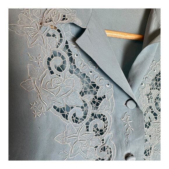 Womens Vintage 50s Hand Embroidered Light Blue short sleeved Silk Blouse Size S - Picture 2 of 8